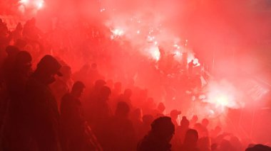 Krakow, Polonya-Aralık 13, 2017: duman fişekleri Cracovia Stadı'nda Polonya Premiere Lig sırasında aydınlatma Polonya futbol taraftarları maç Cracovia vs Wisla Krakow Krakow