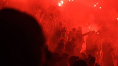 Krakow, Polonya-Aralık 13, 2017: duman fişekleri Cracovia Stadı'nda Polonya Premiere Lig sırasında aydınlatma Polonya futbol taraftarları maç Cracovia vs Wisla Krakow Krakow