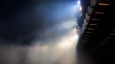 Krakow, Polonya-Aralık 13, 2017: duman fişekleri Cracovia Stadı'nda Polonya Premiere Lig sırasında aydınlatma Polonya futbol taraftarları maç Cracovia vs Wisla Krakow Krakow