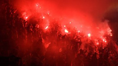 Krakow, Polonya-Aralık 13, 2017: duman fişekleri Cracovia Stadı'nda Polonya Premiere Lig sırasında aydınlatma Polonya futbol taraftarları maç Cracovia vs Wisla Krakow Krakow