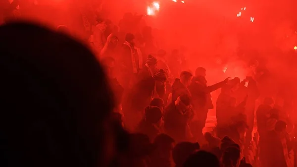 クラクフ ポーランド 2017 ポーランドのプレミア リーグ中に煙のフレアを照明クラコビア スタジアムでポーランドのサッカー ファン一致アスレチック クラブ対ウィスラ クラクフは クラクフで — ストック写真