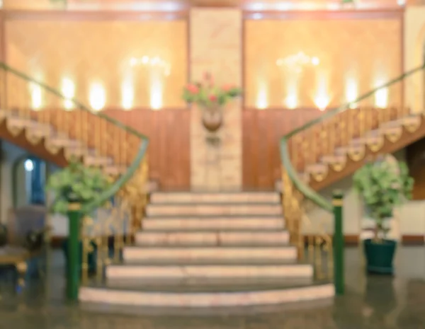 Escaleras borrosas escalones en un fondo del vestíbulo del hotel —  Fotos de Stock
