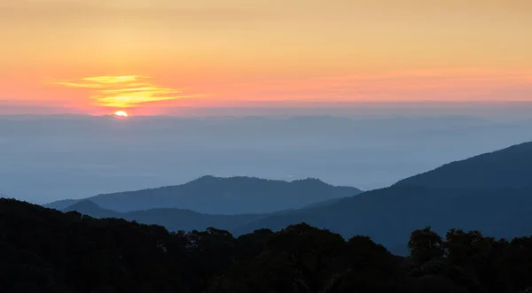 Impresionante vista del amanecer con cadenas montañosas —  Fotos de Stock