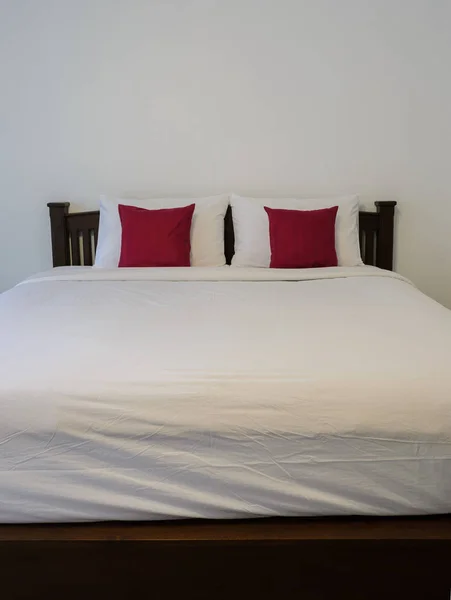 Dormitorio blanco con cama blanca ordenada — Foto de Stock