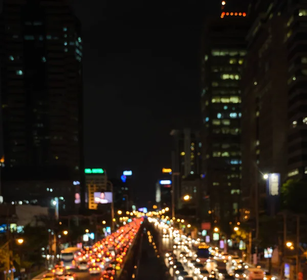 Vista de tráfego da cidade luzes noturnas desfocado fundo do bokeh — Fotografia de Stock