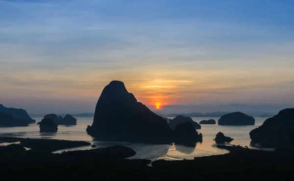 Silueta de imestone karsts lanscape al amanecer —  Fotos de Stock