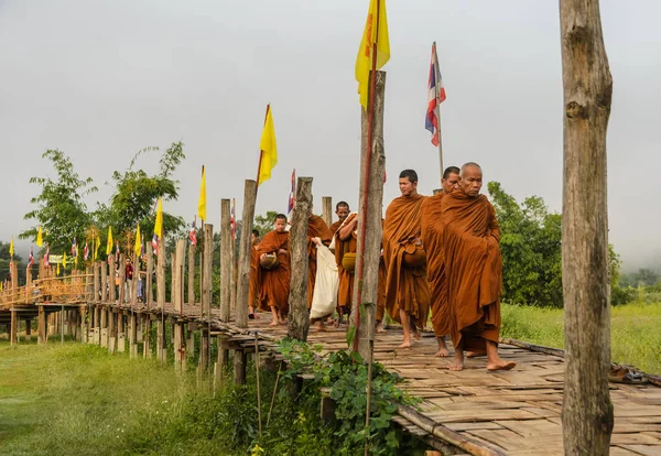 Morgendliches buddhistisches Almosengeben in Thailand — Stockfoto