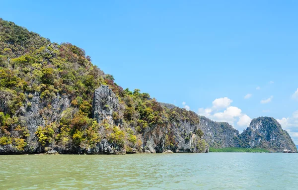 Île de calcaire dans le parc national de Phang Nga Bay, Thaïlande — Photo