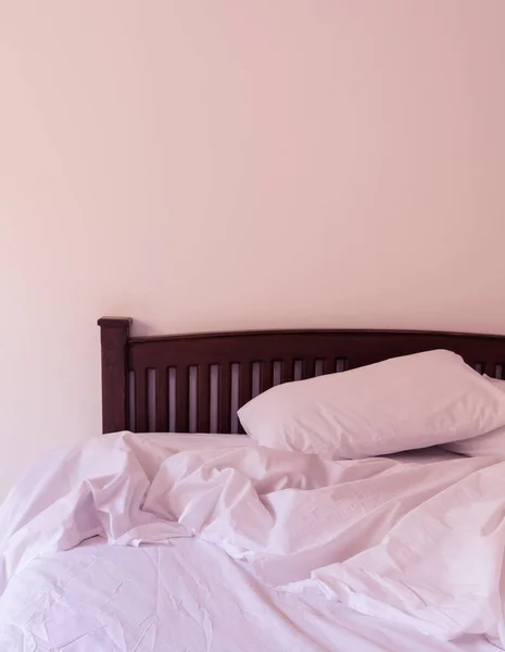 Vista da manhã de uma cama não feita — Fotografia de Stock