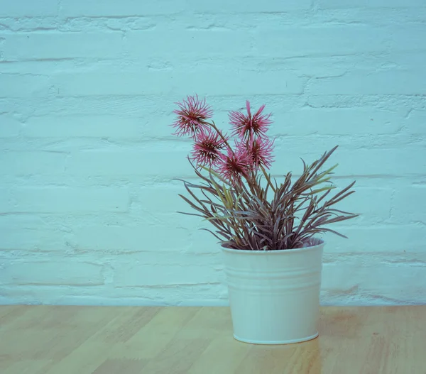 Zdobione sztucznymi kwiatami na drewnianym stole — Zdjęcie stockowe