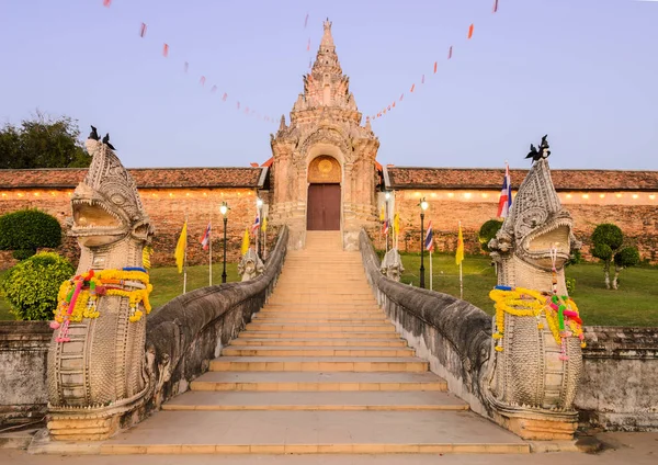 Antika tempel av Wat Phra att Lampang Luang i Thailand — Stockfoto