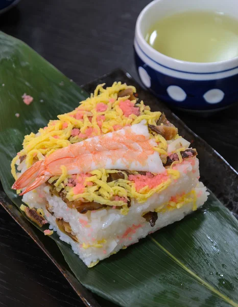 Sushi de camarones con té verde — Foto de Stock