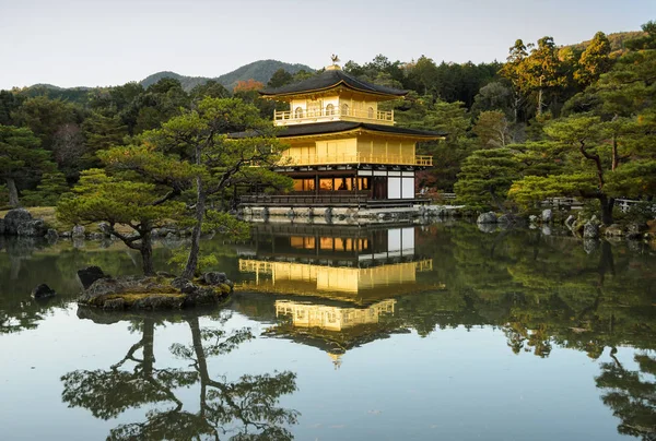 Храм Кинкакудзи в Киото, Япония — стоковое фото
