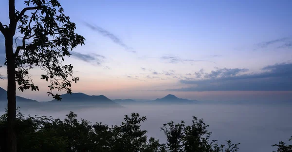 Восход солнца с морем тумана над горой — стоковое фото
