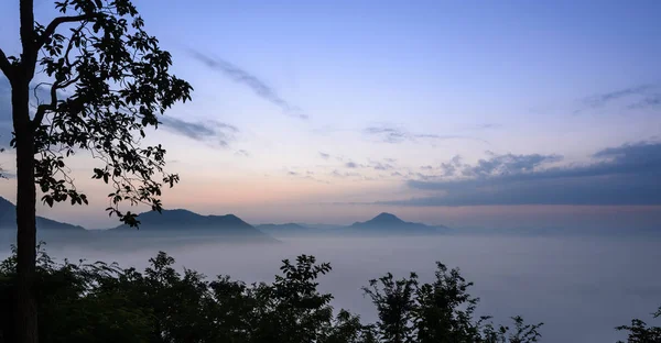 Salida del sol con el mar de niebla sobre la montaña —  Fotos de Stock