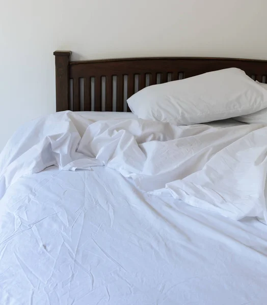 Vista matutina de una cama sin hacer —  Fotos de Stock