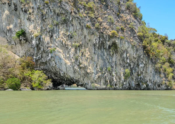 Grotte de mer de l'île calcaire en Thaïlande — Photo