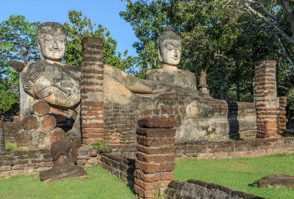 Antigua estatua de buddha en Kamphaeng Phet Historical Park, Tailandés —  Fotos de Stock