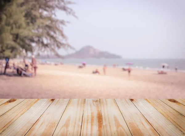 Leere Holztischplatte mit verschwommenem tropischen Meeresstrand — Stockfoto