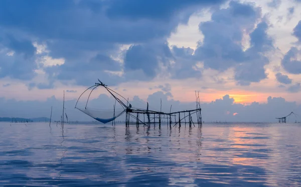 Silhouette fishing net trap at sunrise seascape in Phatthalung, — Stock Photo, Image