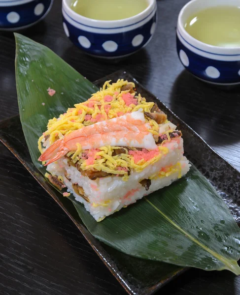 Sushi de camarones con té verde — Foto de Stock
