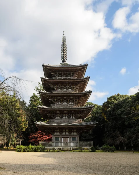 Пятиэтажная буддийская пагода в храме Дайгодзи в Киото, Япония — стоковое фото