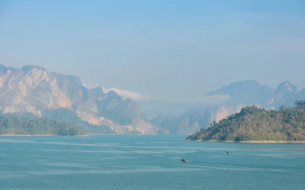 Paysage de la chaîne de montagnes calcaires tropicales — Photo