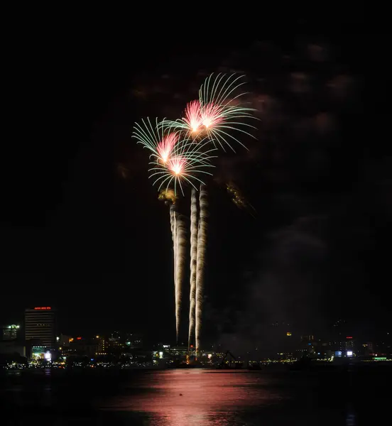 Fuochi d'artificio sulla spiaggia di Pattaya, Thailandia — Foto Stock