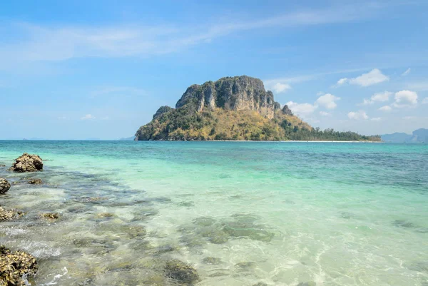 Praia de rocha e mar andaman na província de Krabi, Tailândia — Fotografia de Stock