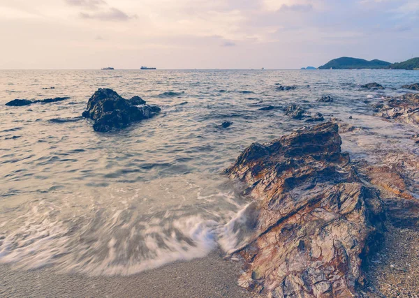 Пляж с камнями на восходе солнца — стоковое фото