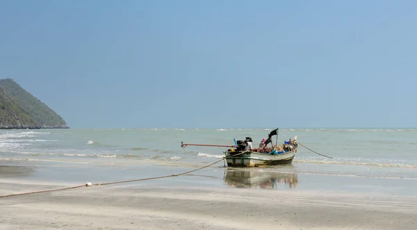 タイのビーチで小型漁船 — ストック写真