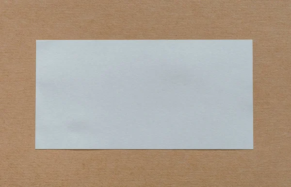 Rótulo de papel branco sobre fundo marrom — Fotografia de Stock