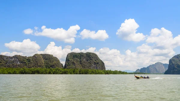 Île de calcaire avec forêt de mangroves en Thaïlande — Photo