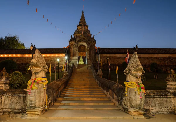 Visão noturna de Wat Phra que Lampang Luang na Tailândia — Fotografia de Stock