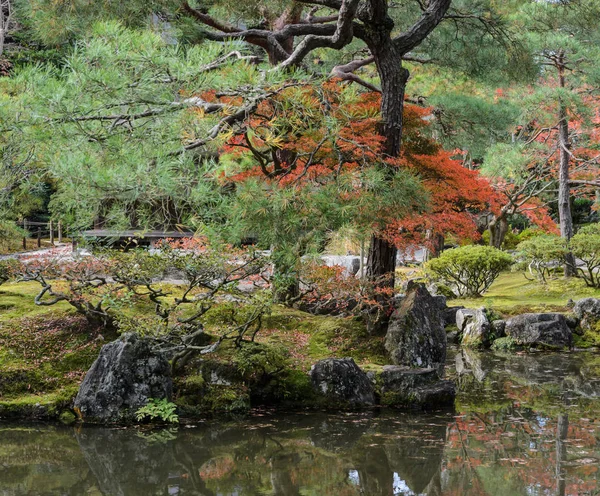 Templo Ginkakuji con colores otoñales en kyoto, Japón — Foto de Stock