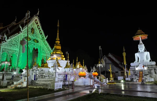 Prachtige nacht verlicht weergave van Thaise boeddhistische tempel — Stockfoto