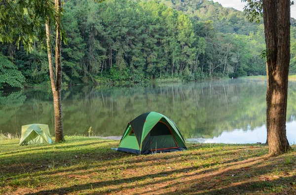 Camping Namioty, w pobliżu jeziora w Oung Pang w Mae Hong Son, Thailand — Zdjęcie stockowe