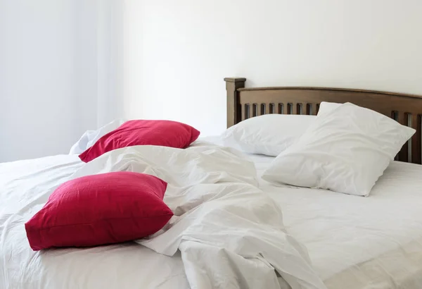 Mattina vista di un letto sfatto — Foto Stock