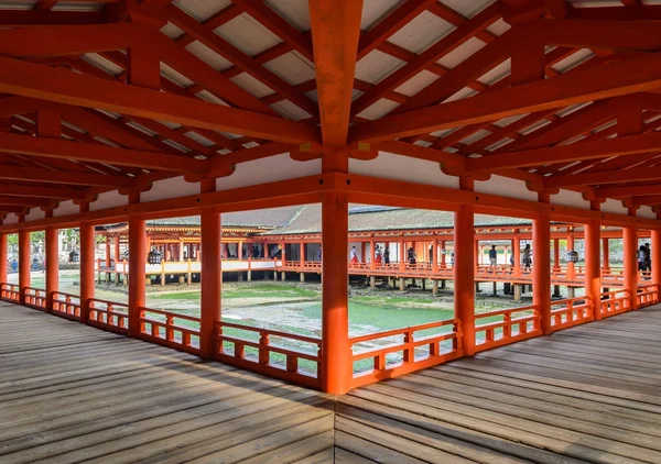 Плавучий храм на море, святилище Ицукусима в Японии — стоковое фото