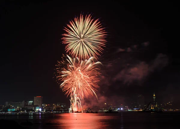 Fuochi d'artificio sulla spiaggia di Pattaya, Thailandia — Foto Stock