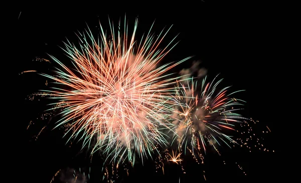 Fuochi d'artificio colorati nel cielo notturno — Foto Stock