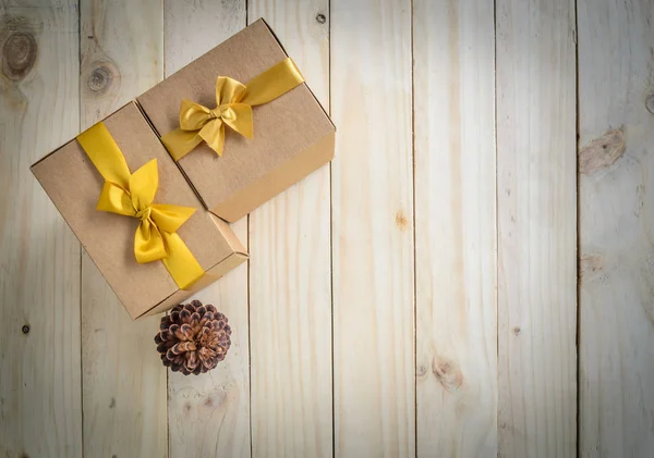 Новорічні подарункові коробки та сосновий конус на дерев'яному столі — стокове фото