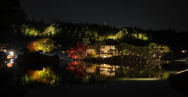 Ночной пейзаж сада Коракуэн в Окаяме, Япония — стоковое фото