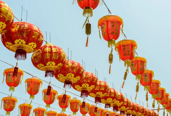 Linternas rojas chinas colgando en el cielo azul —  Fotos de Stock