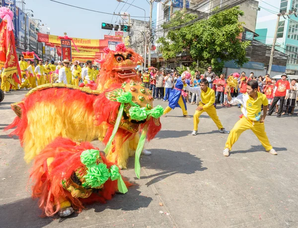 Actuación de danza de león chino para celebraciones de año nuevo chino —  Fotos de Stock