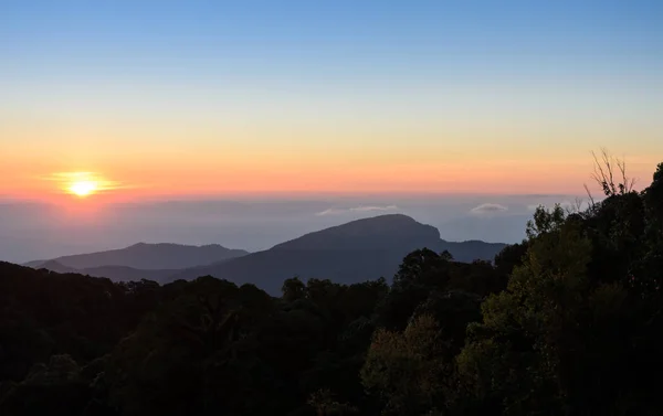 Hermosa vista del amanecer con cadenas montañosas —  Fotos de Stock