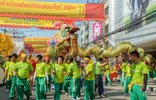 Desfile de un dragón chino para las celebraciones del año nuevo chino, Th —  Fotos de Stock