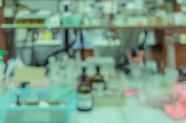 Размытый абстрактный фон рабочего стола в лаборатории химии — стоковое фото