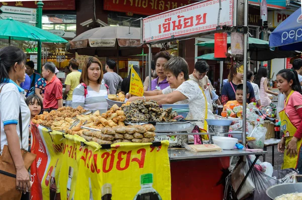 Mercado de comida callejera Chinatown en Bangkok, Tailandia —  Fotos de Stock