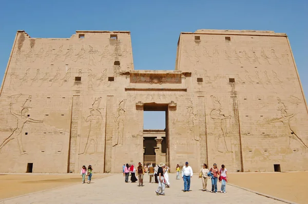 El primer pilón en el templo de Edfu en Edfu, Egipto — Foto de Stock